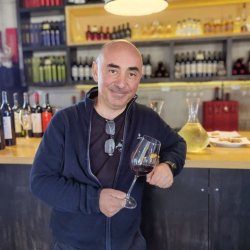 Consuletnat-winemaker-Gorgi-Dakishvilli-at-Mildiani-wienry-